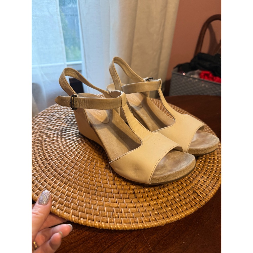Bussola Womens Cream Leather T-Strap Wedge Sandals Size 40 EU Beige Open Toe